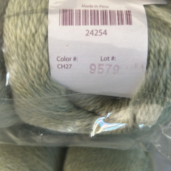 100% Peruvian Wool Yarn- 20 skeins. - Picture 3 of 4